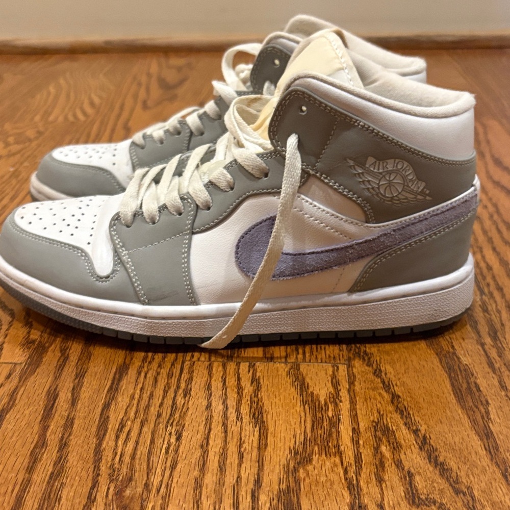 size 7 jordan’s 
lightly worn